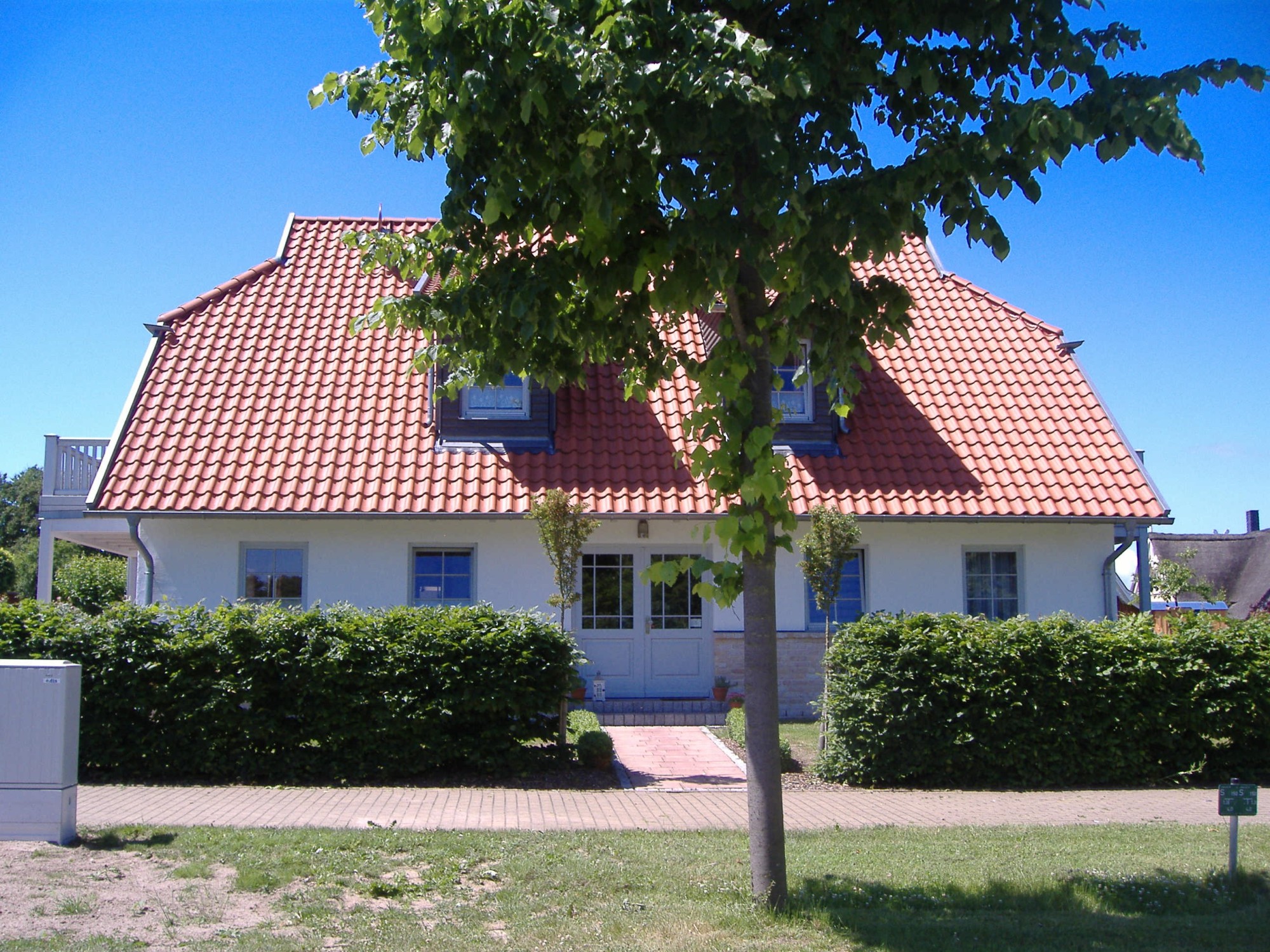 attraktives-freistehendes-haus-mit-drei-apartments-einer-gewerbeeinheit-sowie-einer-privat-genutzten-einheit-in-strand-und-naturnaher-umgebung-mit-vielseitigen-entwicklungs-und-nutzungsmoeglichkeiten